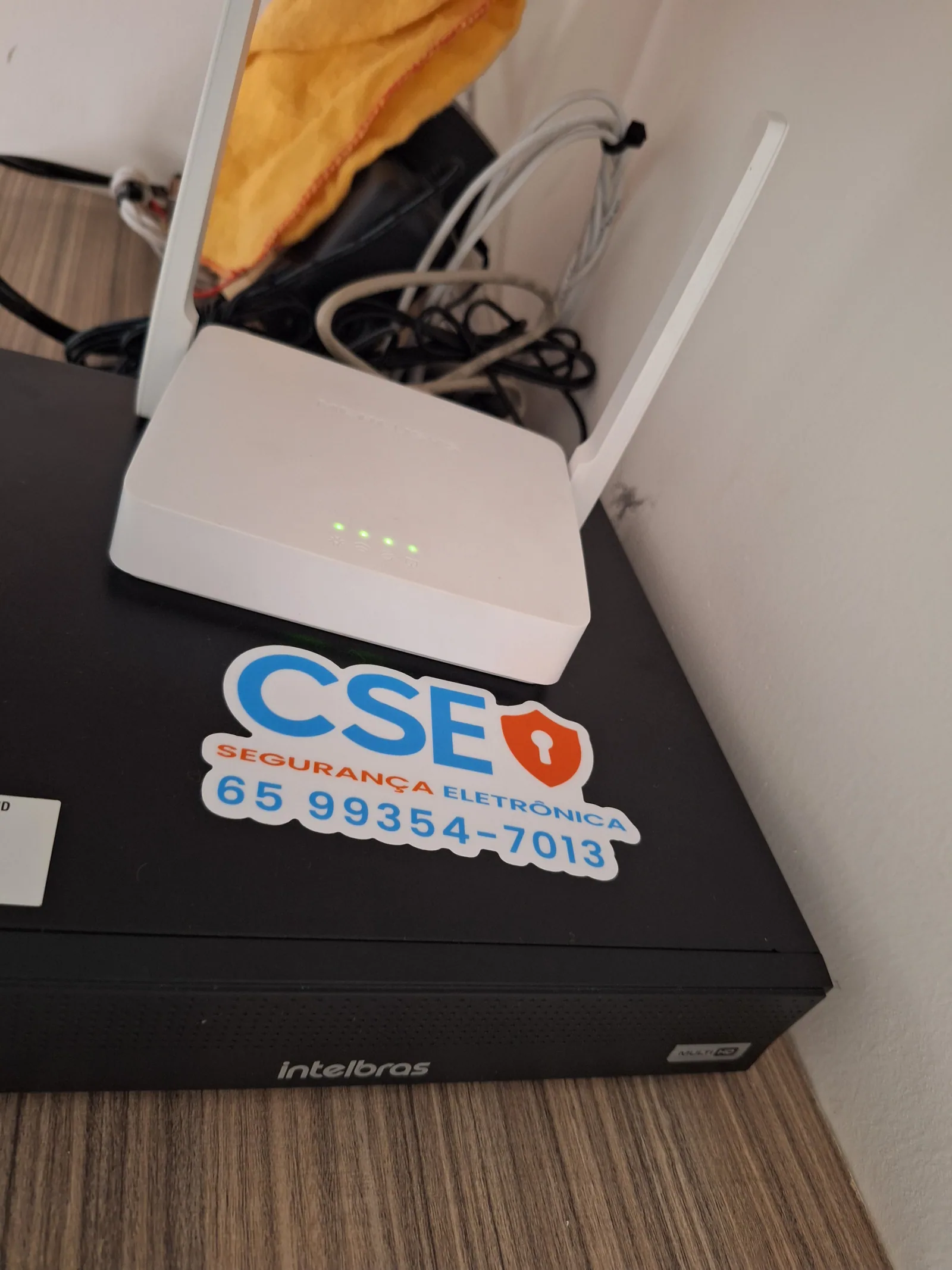 Central DVR Intelbras + rede Wi‑Fi — sala técnica CSE